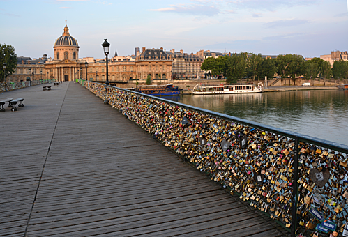 Cầu Pont des Arts với hàng nghìn chiếc khóa tình yêu