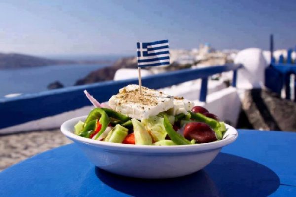 Hy Lạp còn thu hút nhiều du khách với nền ẩm thực độc đáo.