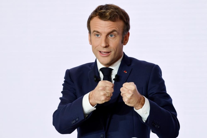 Tổng thống Pháp Emmanuel Macron phát biểu trong cuộc họp báo tại Paris hôm 9/12. 