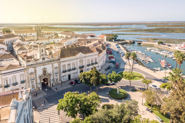 Faro sầm uất là thủ phủ của Algarve