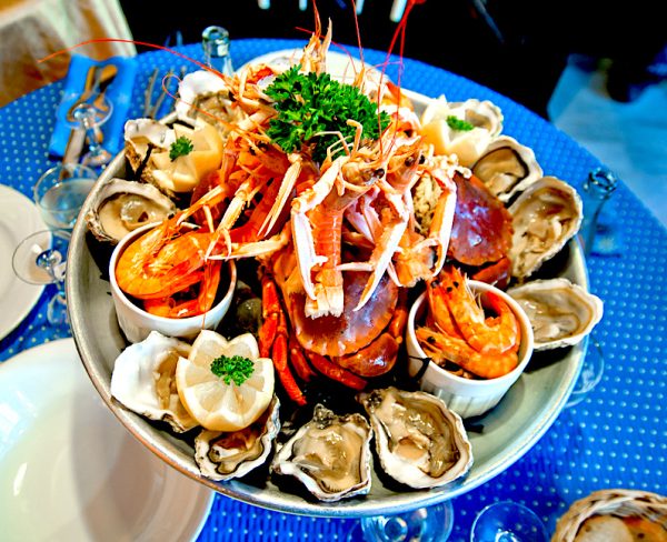 Cũng như các quốc gia bên bờ biển khác, Montenegro nổi tiếng với một nền ẩm thực tuyệt vời, trong đó có những món hải sản tươi ngon.