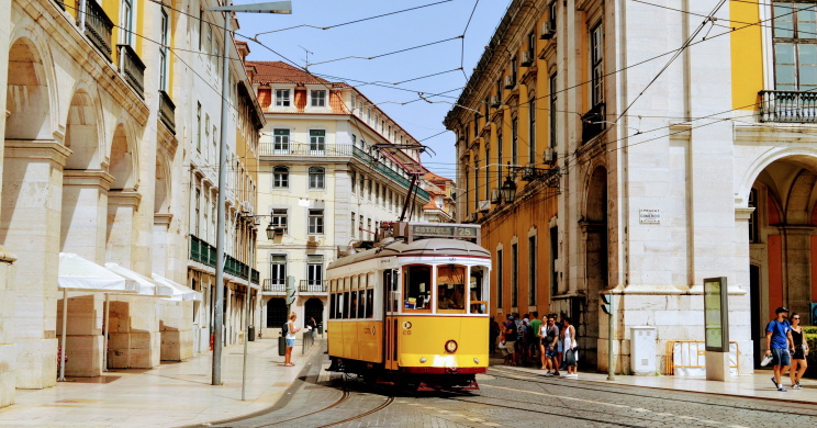 Xe điện Tram 28 tại một con đường ở Lisbon
