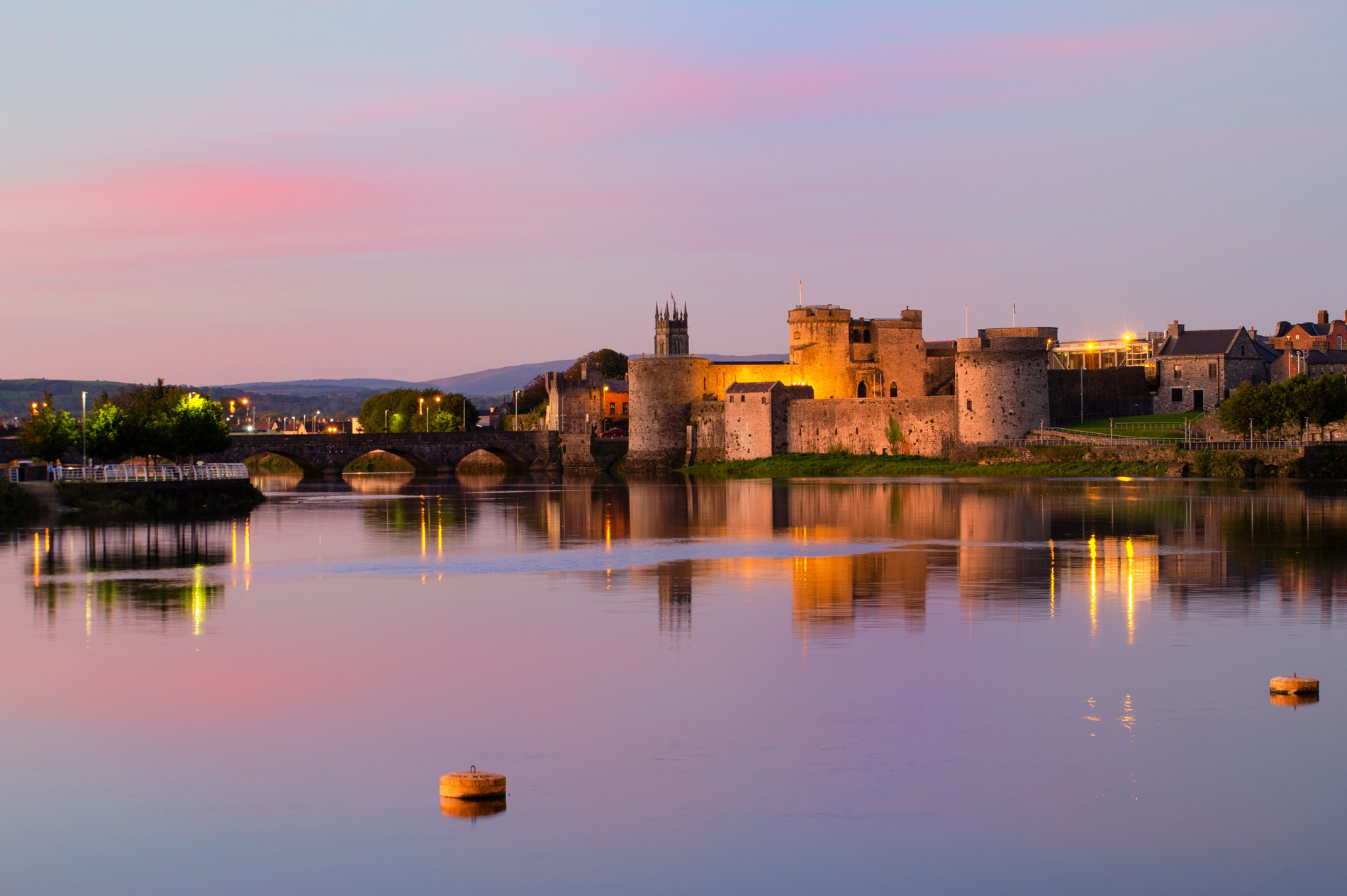 Limerick nằm gần nhiều thành phố lớn khác ở phía tây Ireland như Cork và Galway