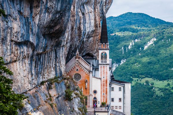 Nhà thờ trên dốc núi đá Montenegro