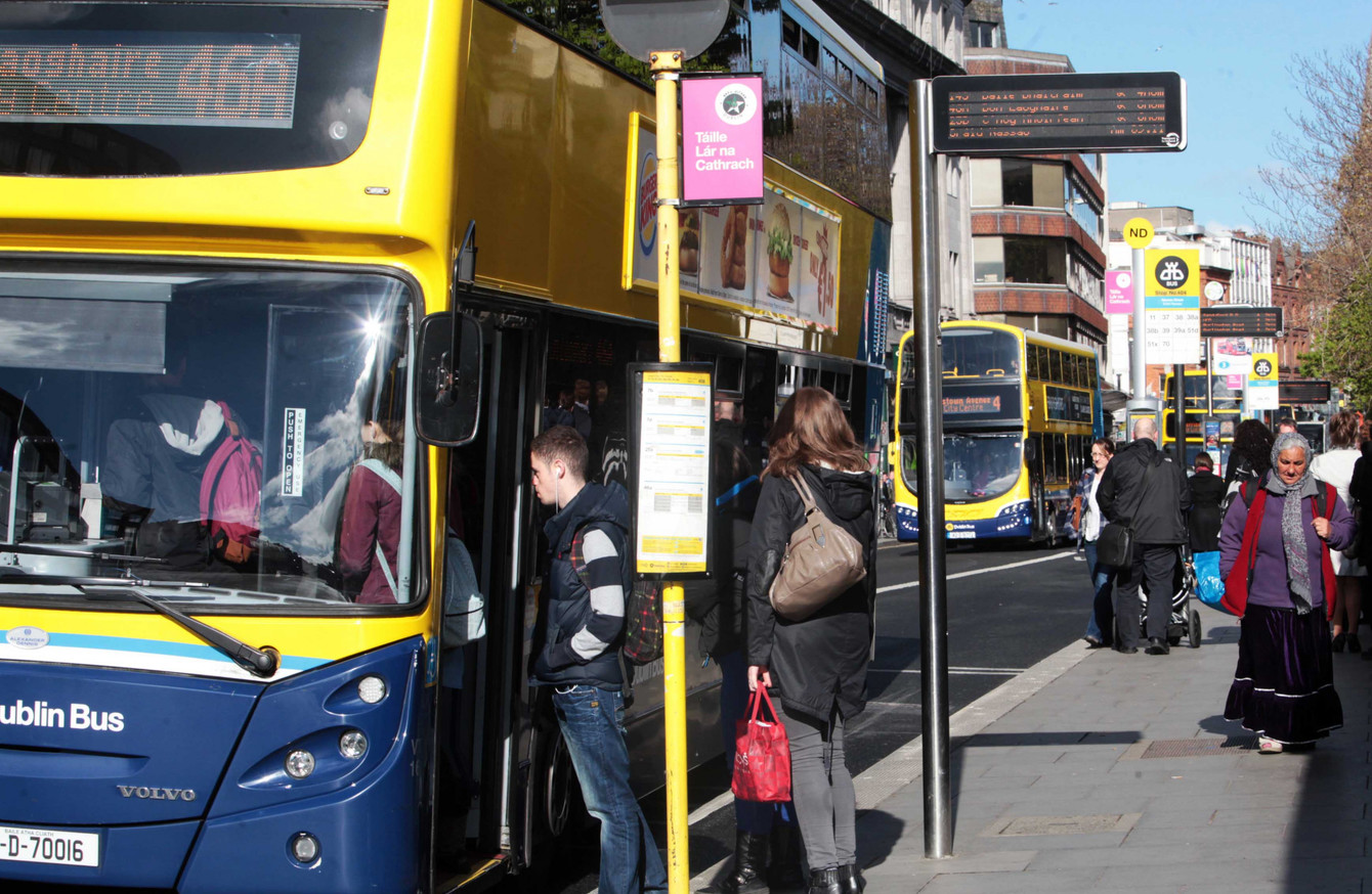 Người nhập cư Ireland sống ở các khu vực trung tâm có thể sử dụng xe buýt để đi lại.