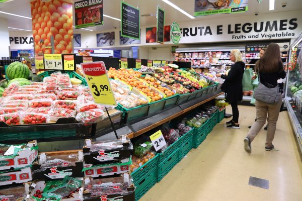 Một góc khu siêu thị tại Lisbon với đầy đủ thực phẩm thiết yếu và giá cả phải chăng.