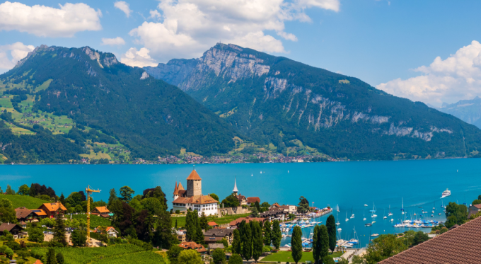 Hồ Geneva lớn nhất trong các hồ trên núi cao, với một phần thuộc Thụy Sĩ, một phần thuộc Pháp