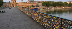 Cầu Pont des Arts với hàng nghìn chiếc khóa tình yêu