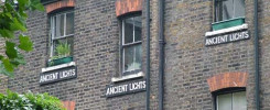 Những khung cửa sổ có dòng chữ Ancient Lights được đánh giá là rất có quyền lực